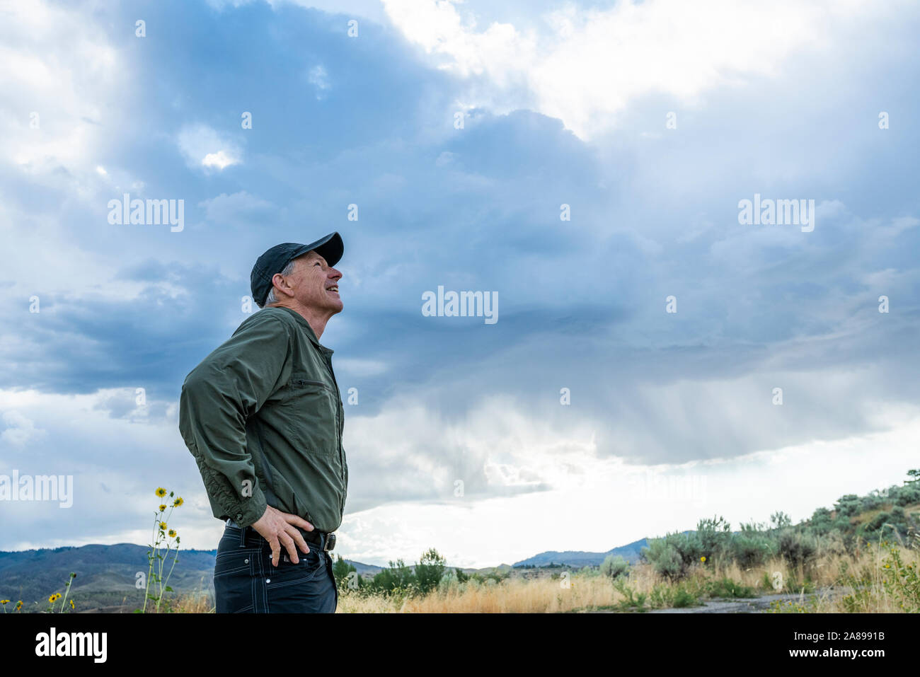 Homme âgé avec ses mains sur les hanches Banque D'Images