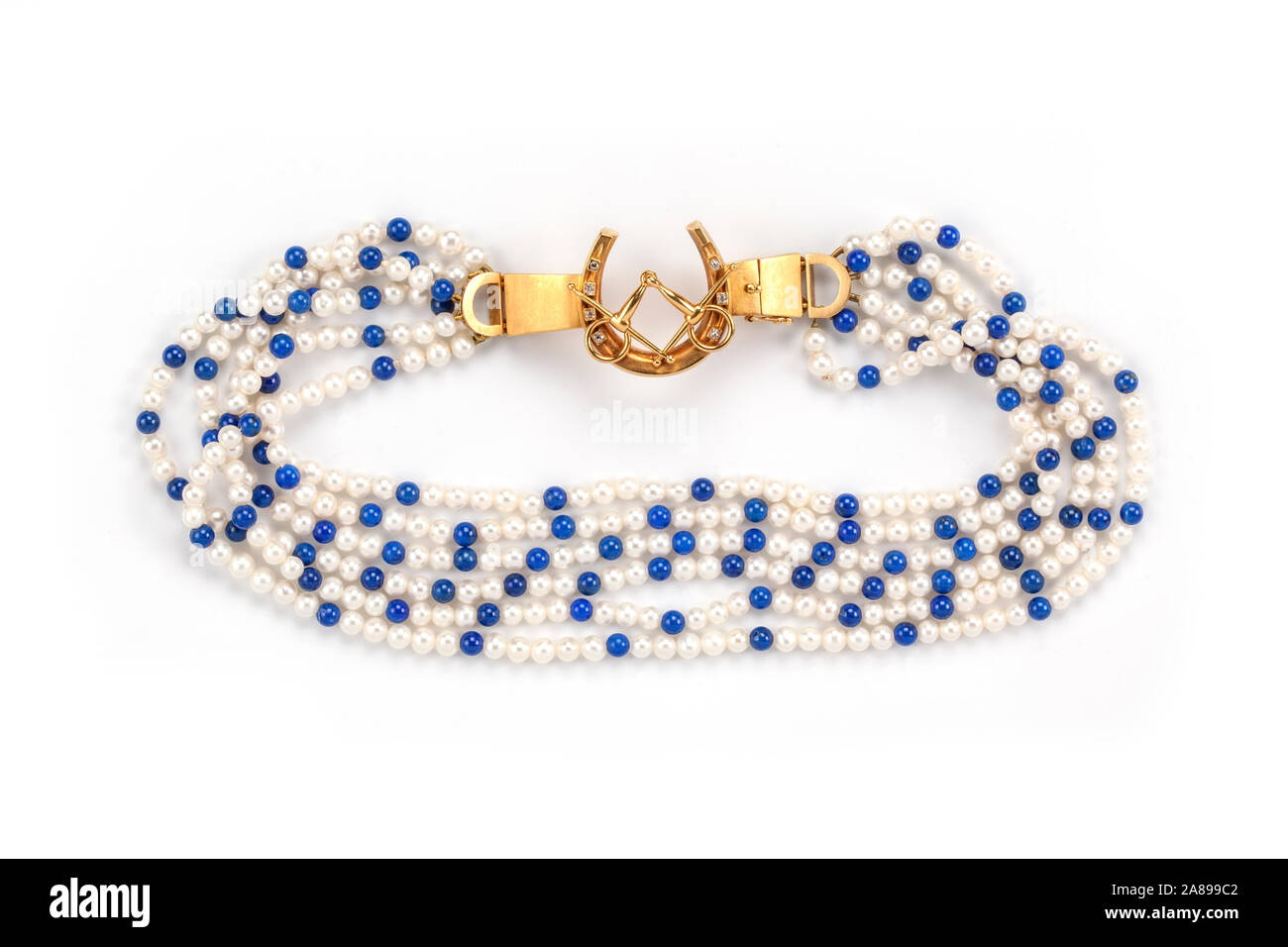 L'or et diamant horse shoe étreint lapis lazuli et collier de perles. Banque D'Images