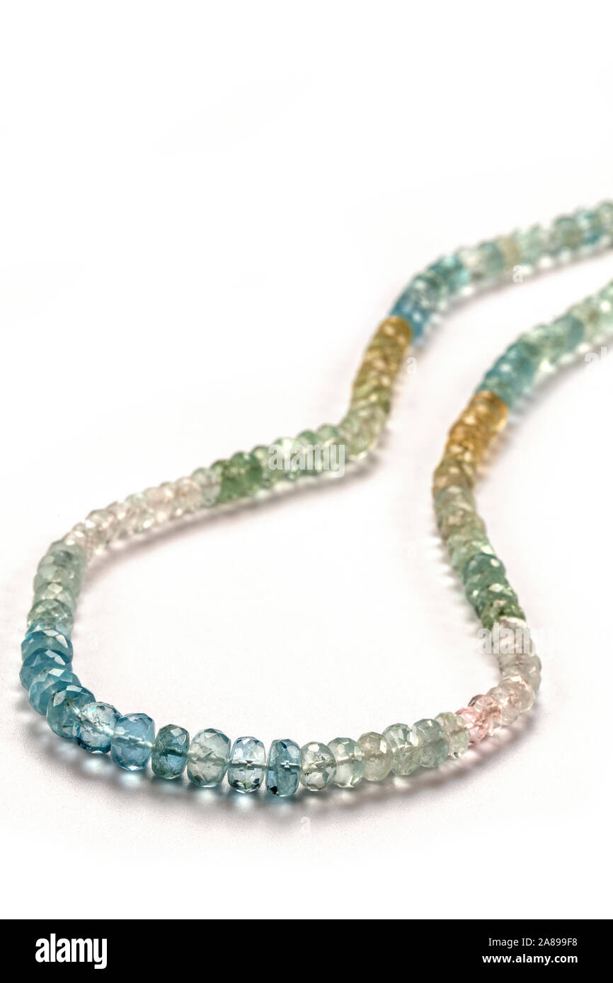 Béryls précieux de perles à facettes bleu vert transparent goshenite aigues-marines,jaune,rose et heliodores morganites necklace Banque D'Images