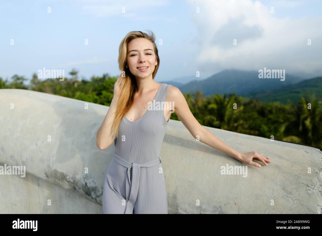 Young caucasian female personne debout en arrière-plan des montagnes. Banque D'Images