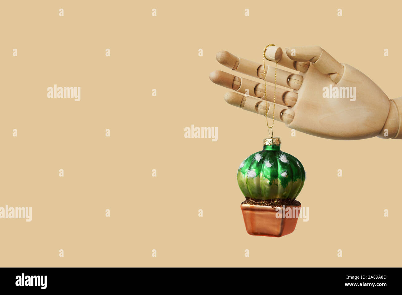 Jouets de Noël en verre en forme de cactus dans la maquette d'une main Banque D'Images