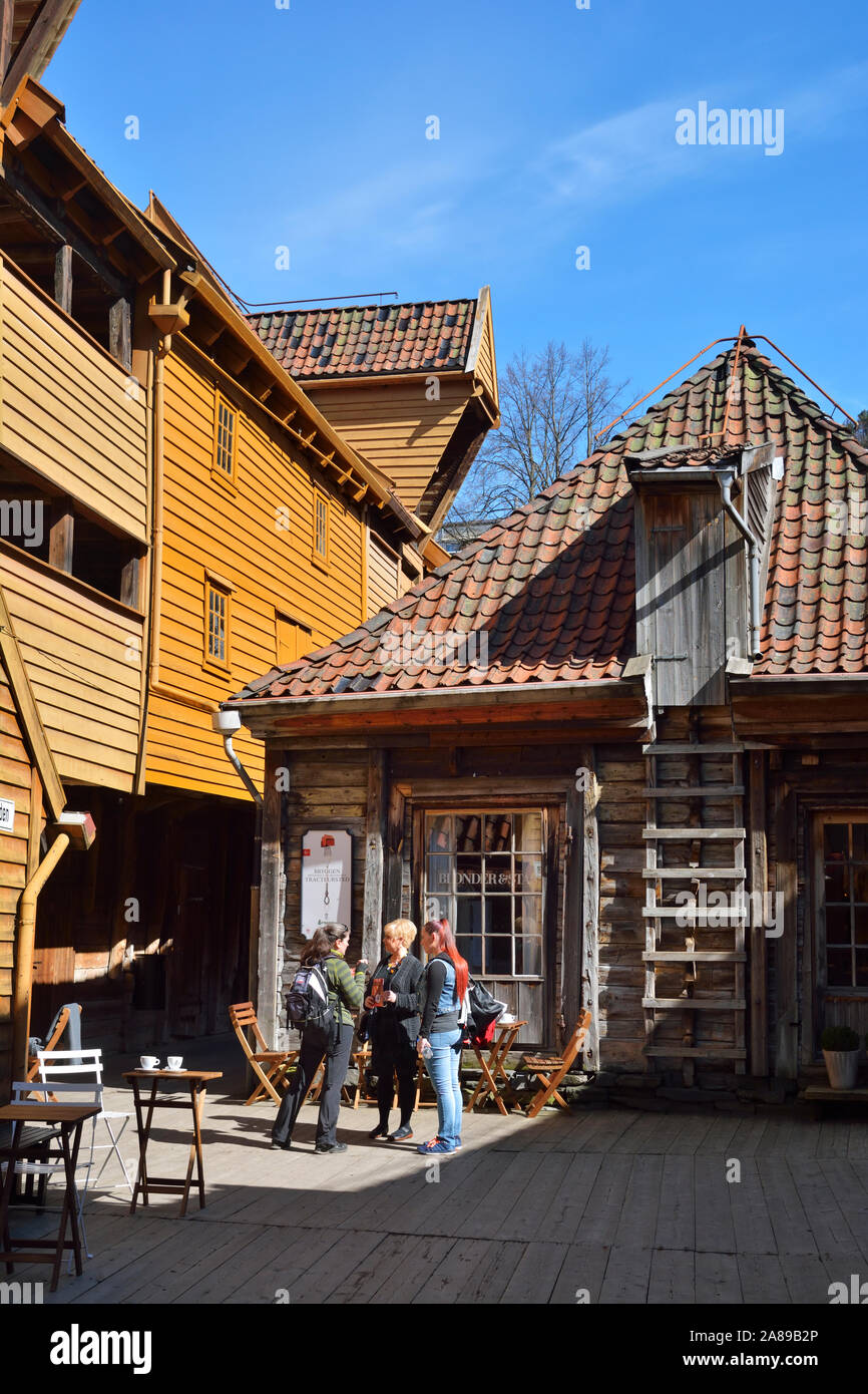 Et de pêche en bois commercial entrepôts dans le quartier de Bryggen, un ancien comptoir de la Ligue hanséatique. Site du patrimoine mondial de l'UNESCO, Bergen. La Norvège Banque D'Images