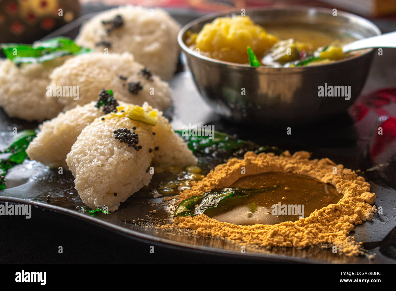 South Indian idlis- gâteaux de riz cuit à la vapeur servi avec sauce chutney de lentilles et sec Banque D'Images