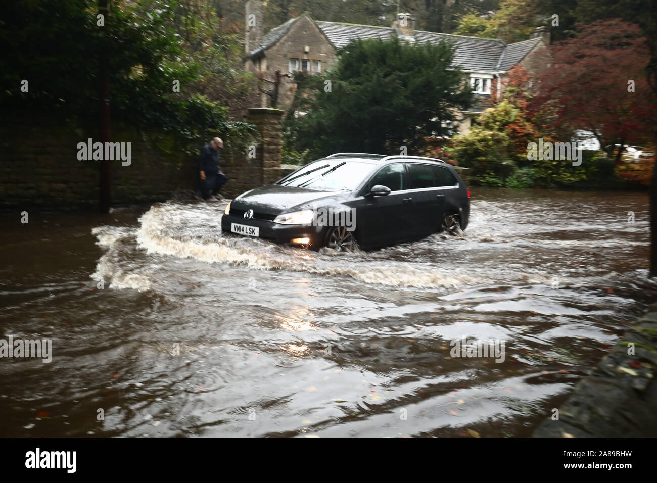 Une voiture passe à travers une route inondée dans Whirlow, Sheffield, après des pluies torrentielles dans la région. Banque D'Images