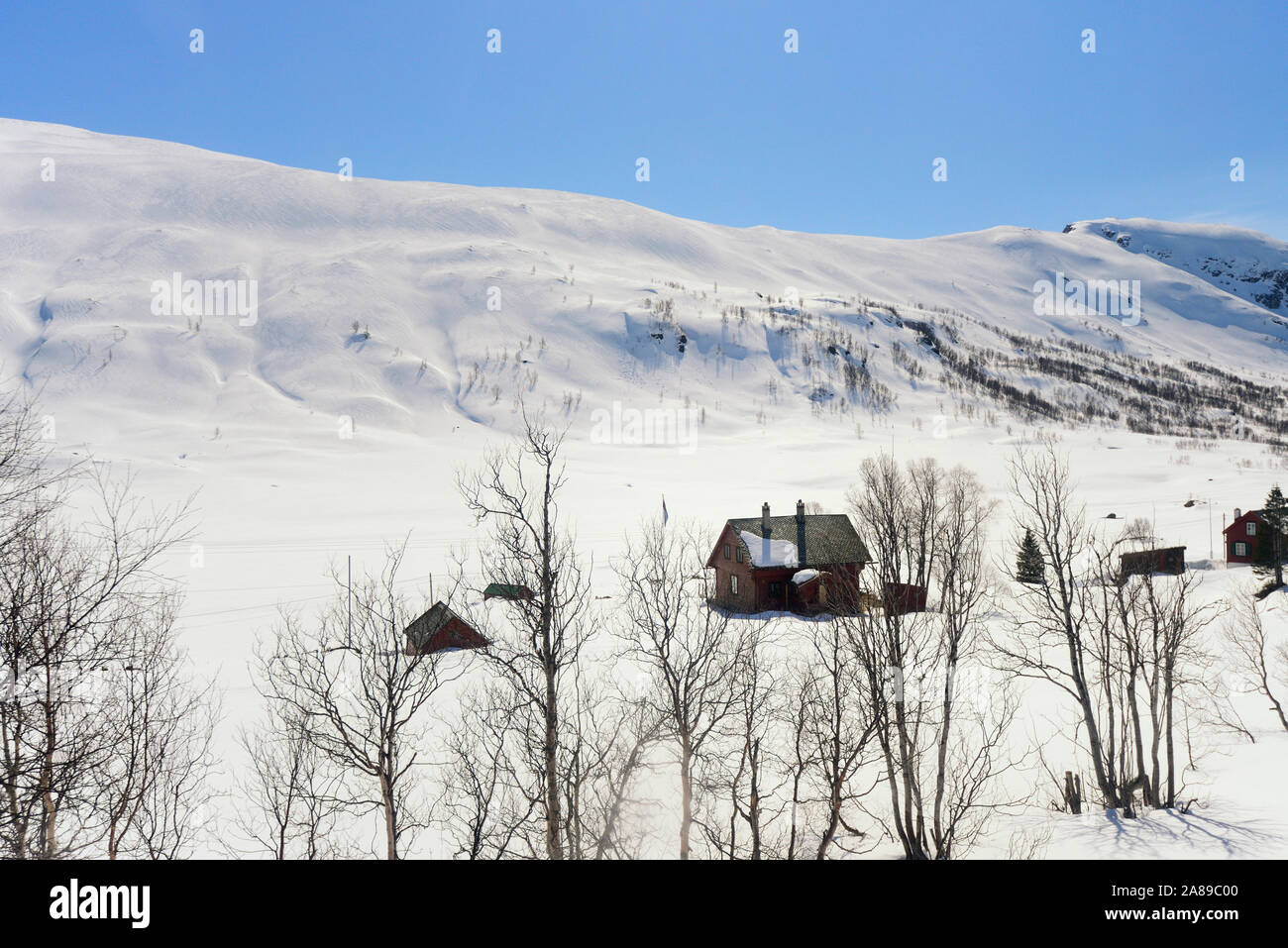 Les montagnes enneigées du parc national de Hardangervidda. Horizon Norwayskyline Banque D'Images