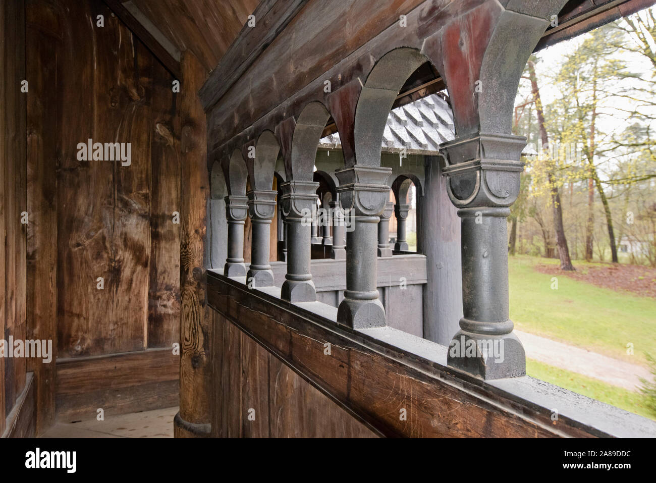 Église en bois (Stavkirke) datant du 13ème siècle à la musée norvégien d'histoire culturelle (Norsk Folkemuseum) à Bygdoy. Oslo, Norvège Banque D'Images