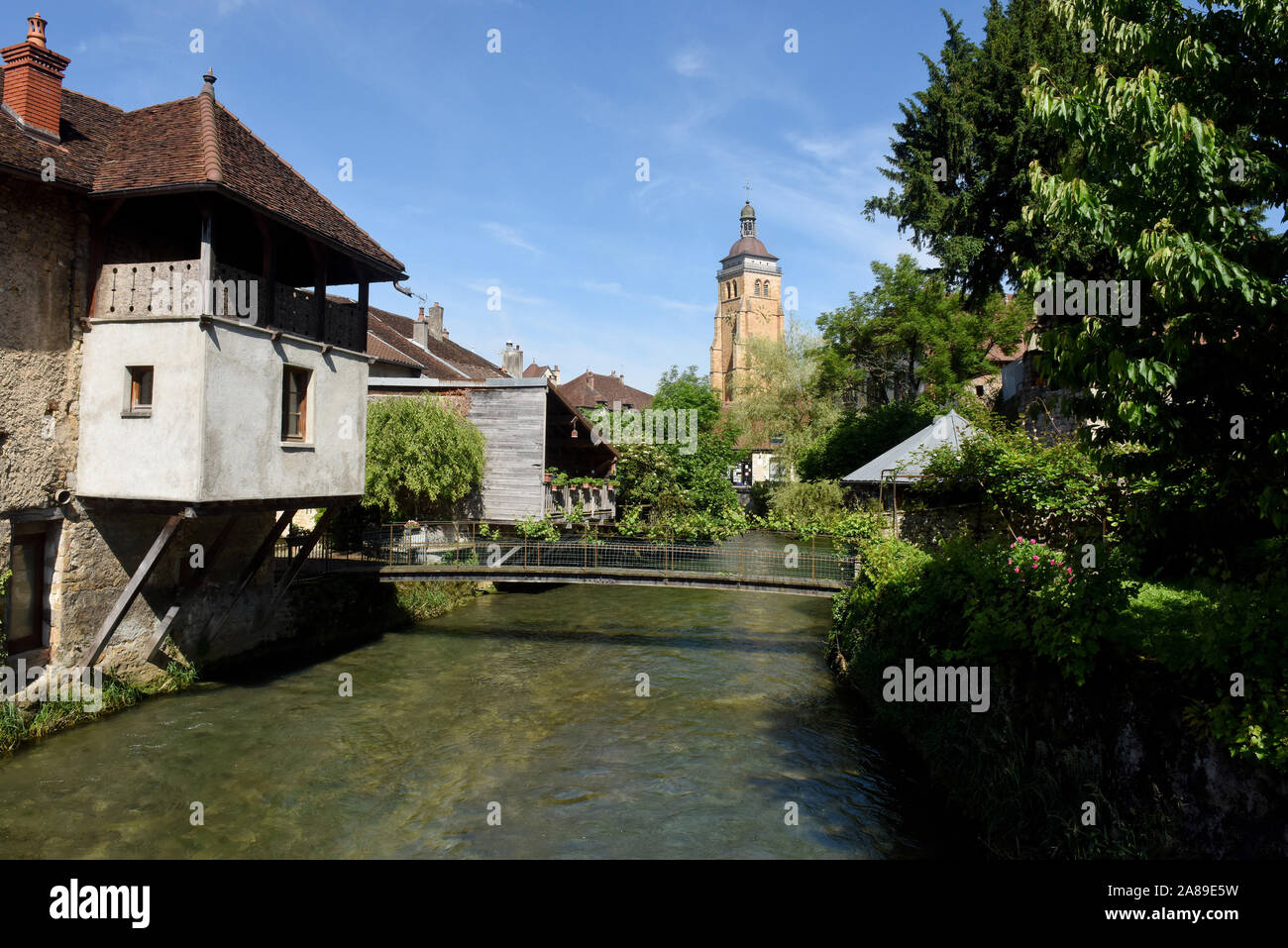 Arbois (centre-est de la France) : la rivière Cuisance. Dans l'arrière-plan, l'église de Saint-Just Banque D'Images