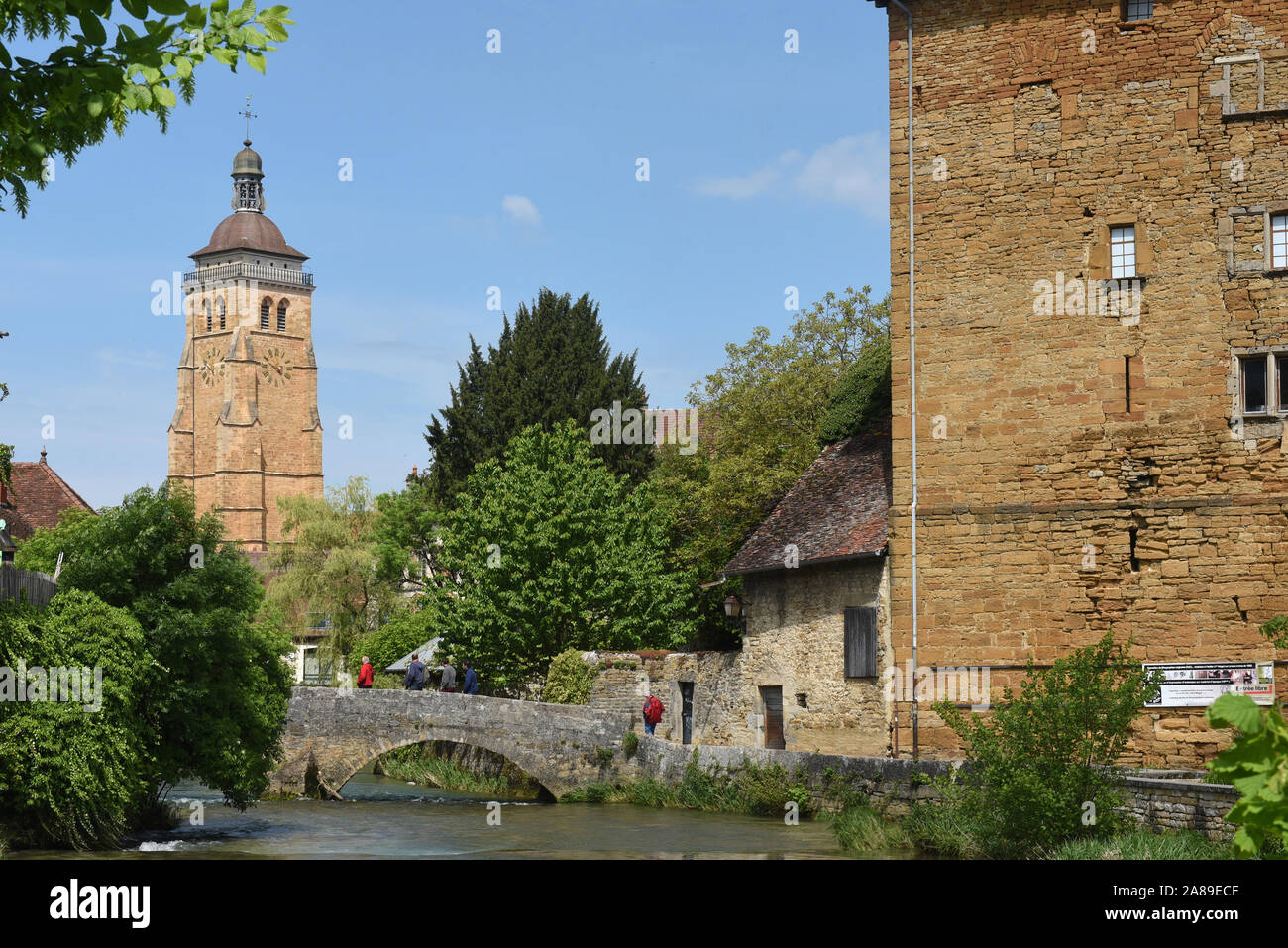 Arbois (centre-est de la France) : la "Tour Gloriette" tour à droite, sur les rives de la rivière Cuisance. Dans l'arrière-plan, l'église de Saint-J Banque D'Images