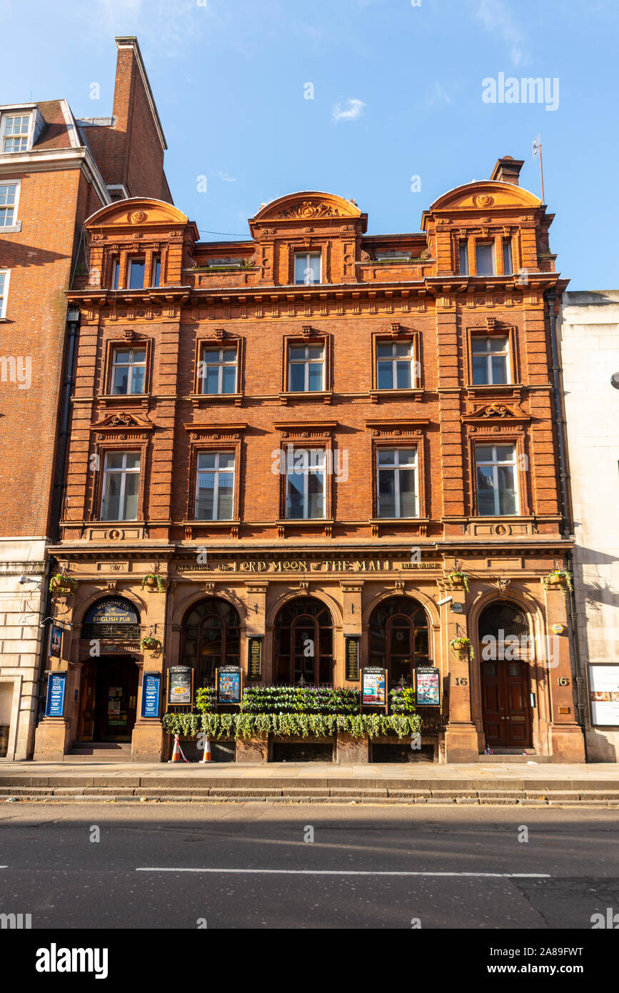 Le Seigneur Lune du Mall Wetherspoon enseigne de pub dans la région de Whitehall, Londres, Royaume-Uni. Populaire avec pro Brexit et Tommy Robinson partisans Banque D'Images