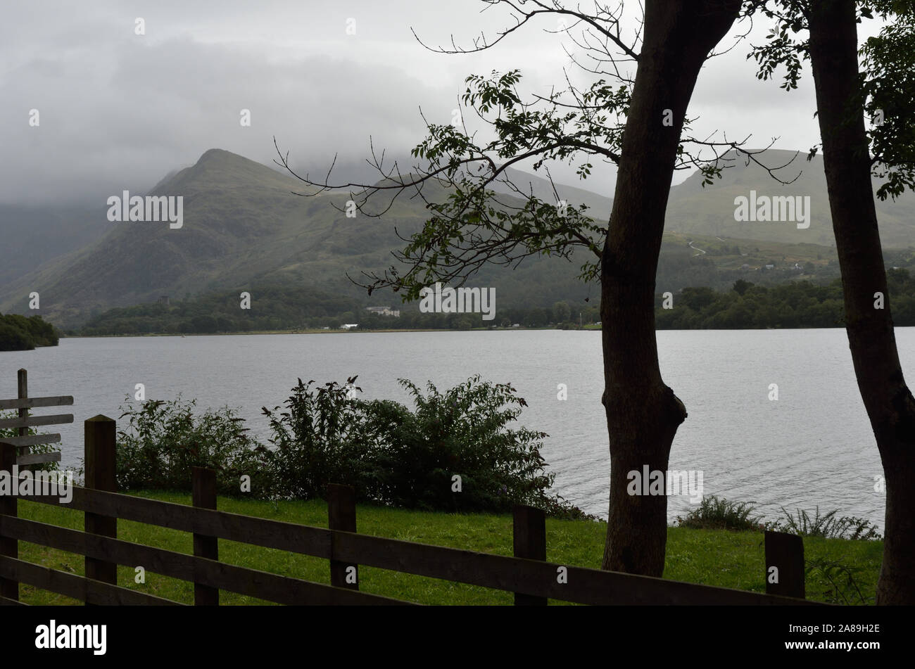 Jour nuageux, Llanberis Lake, du LlanberisRailway ; Banque D'Images