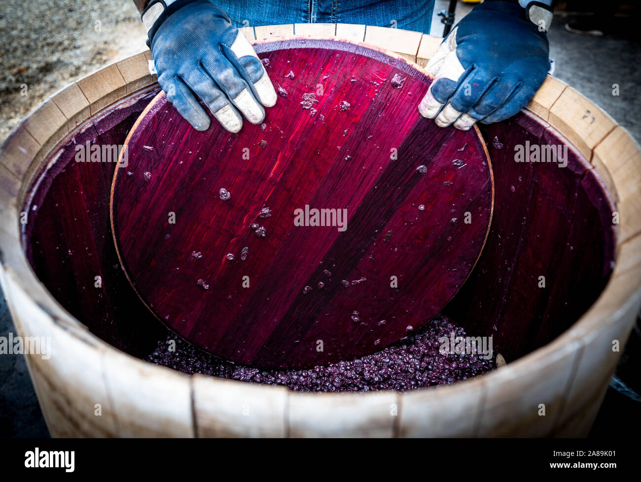 Le mouvement lent du vaporisateur gouttes jaune sur fond noir Banque D'Images