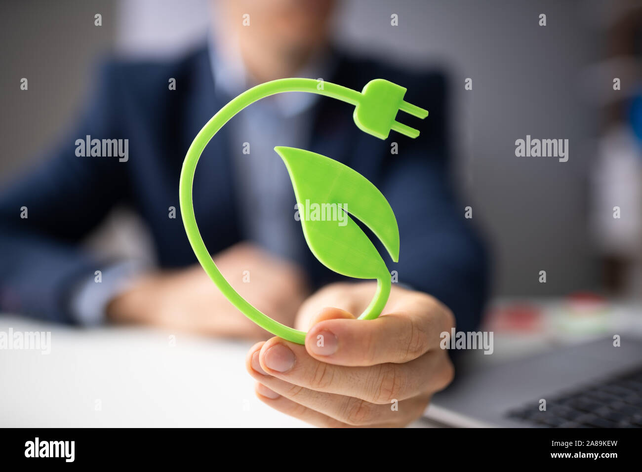 L'énergie verte renouvelable homme tenant dans la Main Concept Banque D'Images
