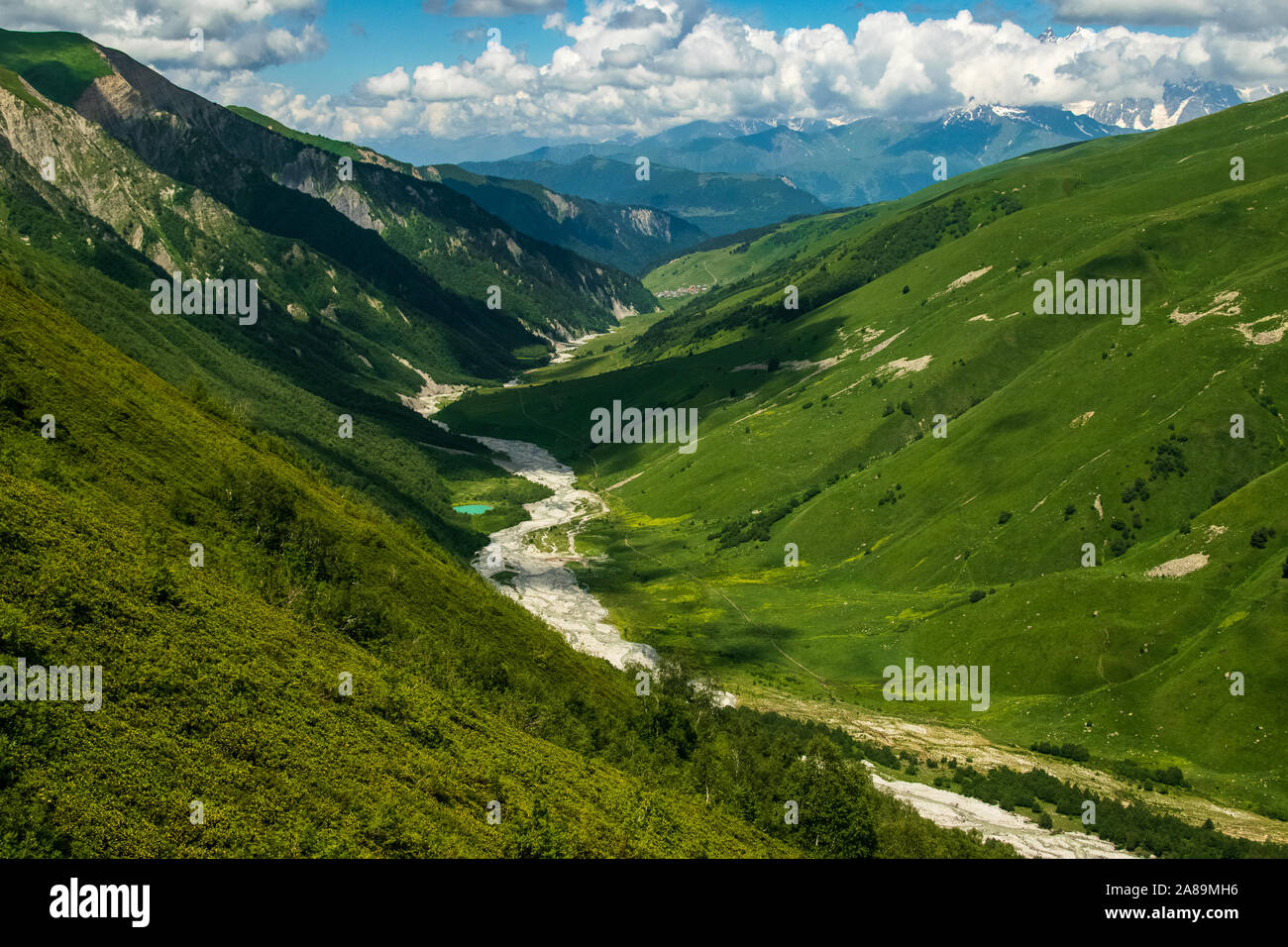 Voir à la vue depuis col Chkhutnieri, Upper Svaneti, Géorgie Banque D'Images