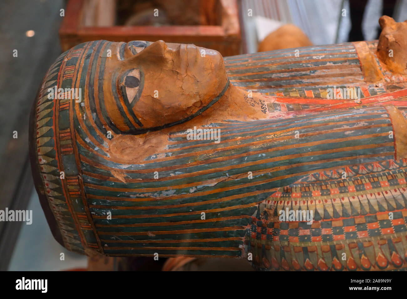 Cercueil en bois peint d'une femme non identifiée au British Museum de Londres, UK Banque D'Images