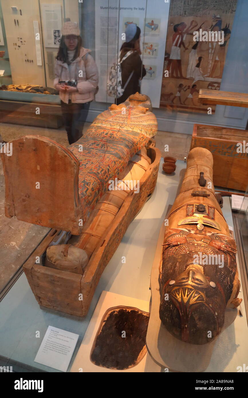 Cercueil en bois peint d'une femme non identifiée au British Museum de Londres, UK Banque D'Images
