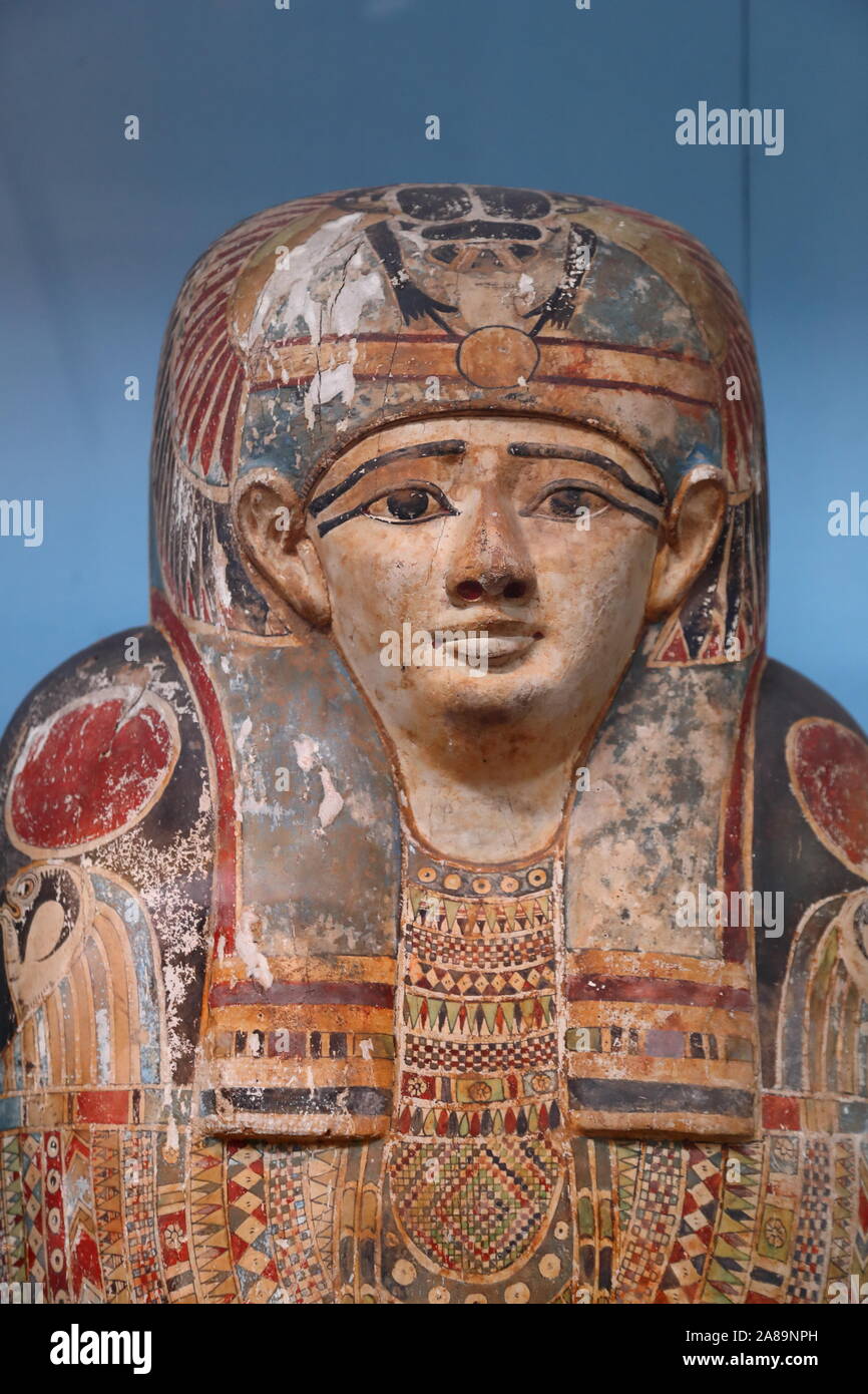 Cercueil en bois peint d'une momie égyptienne au British Museum, London, UK Banque D'Images