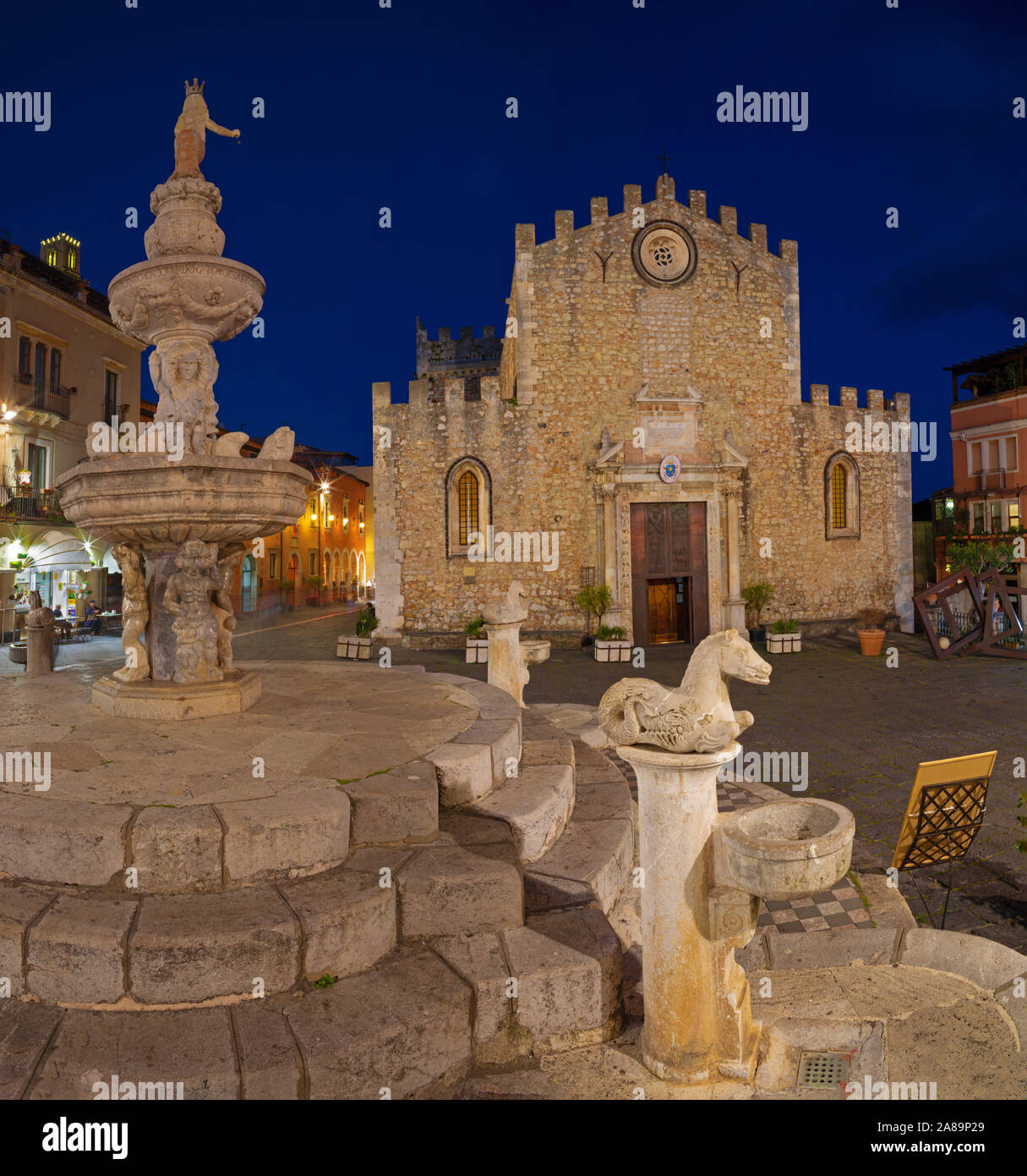 Taormina - La Piazza del Duomo - (église st. Pancrazio) au crépuscule. Banque D'Images