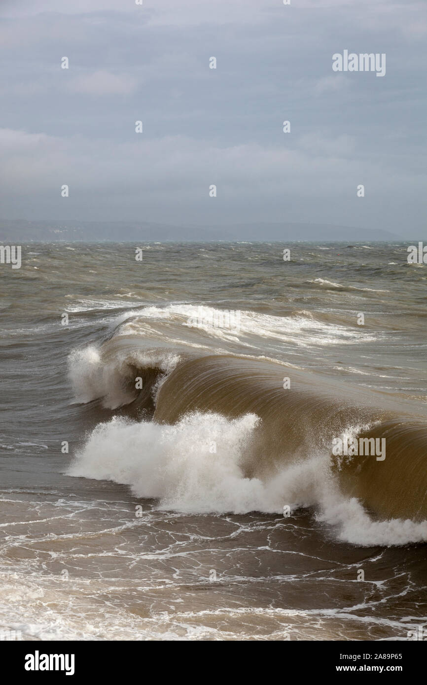 Rouleau massive vague s'approche du rivage au cours d'une tempête Banque D'Images