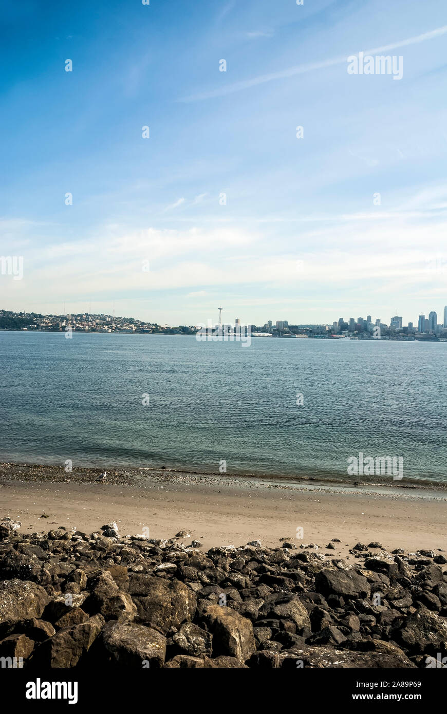 Vue sur Seattle skyline de Alki Beach à West Seattle, État de Washington. Banque D'Images