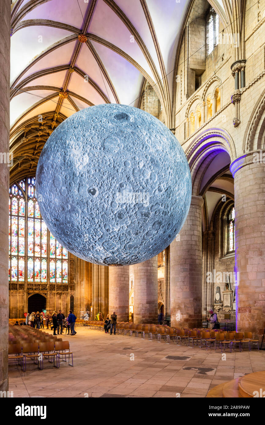 Luke Jerram artiste's Museum de la Lune (7 mètres de diamètre) dans la nef de la cathédrale de Gloucester en octobre 2019 - Gloucester UK Banque D'Images
