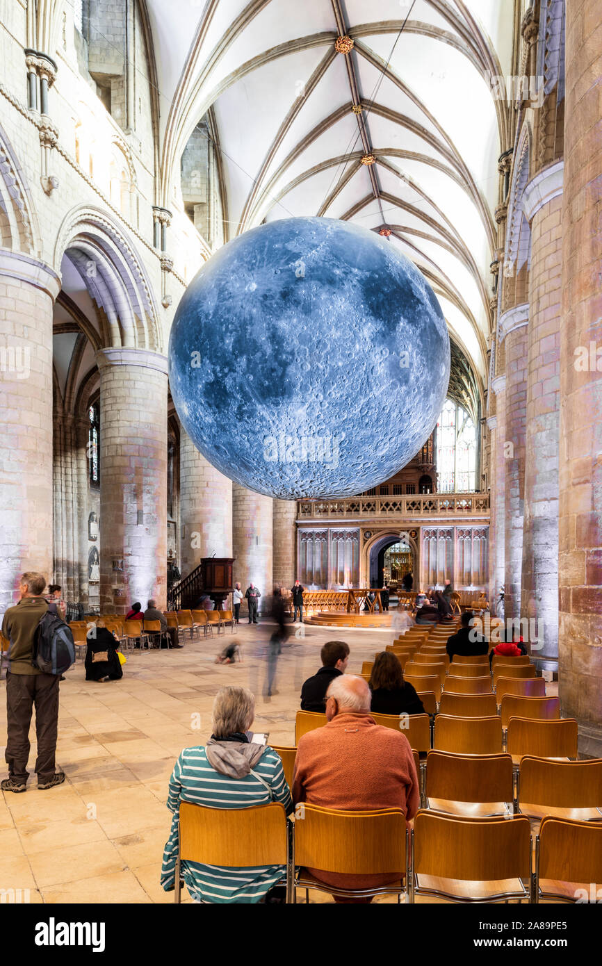 Luke Jerram artiste's Museum de la Lune (7 mètres de diamètre) dans la nef de la cathédrale de Gloucester en octobre 2019 - Gloucester UK Banque D'Images