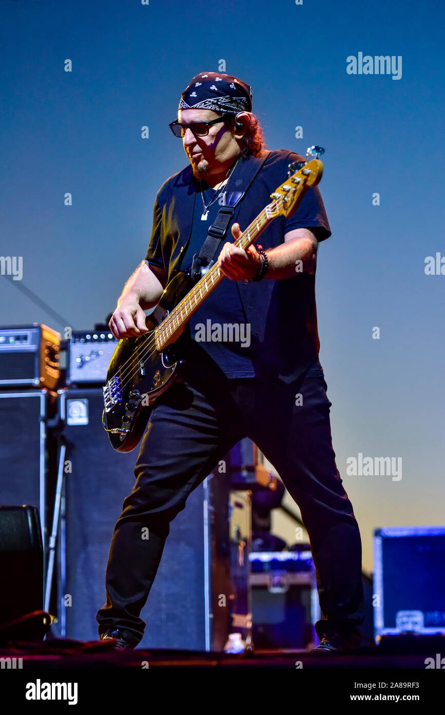 4 juillet 2019, Moapa Nevada, Danny Miranda bassiste pour Oyster Cult sur scène à la Moapa Event Center à Moapa, Nevada. Banque D'Images