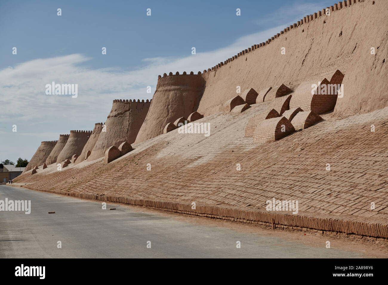 Mur de ville Itchan-Kala avec inclus graves, Khiva, Ouzbékistan, l'Asie centrale Banque D'Images