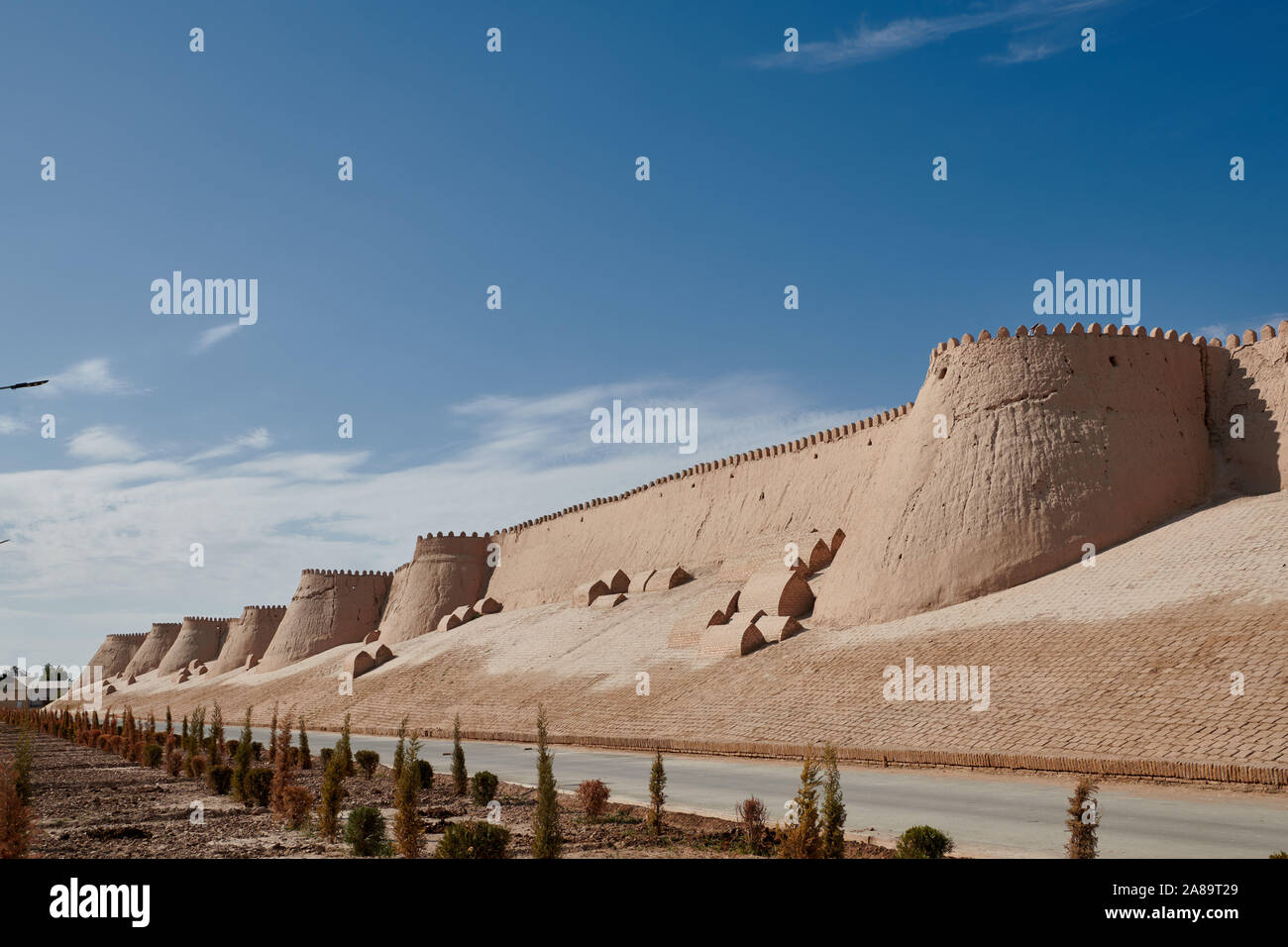 Mur de ville Itchan-Kala avec inclus graves, Khiva, Ouzbékistan, l'Asie centrale Banque D'Images