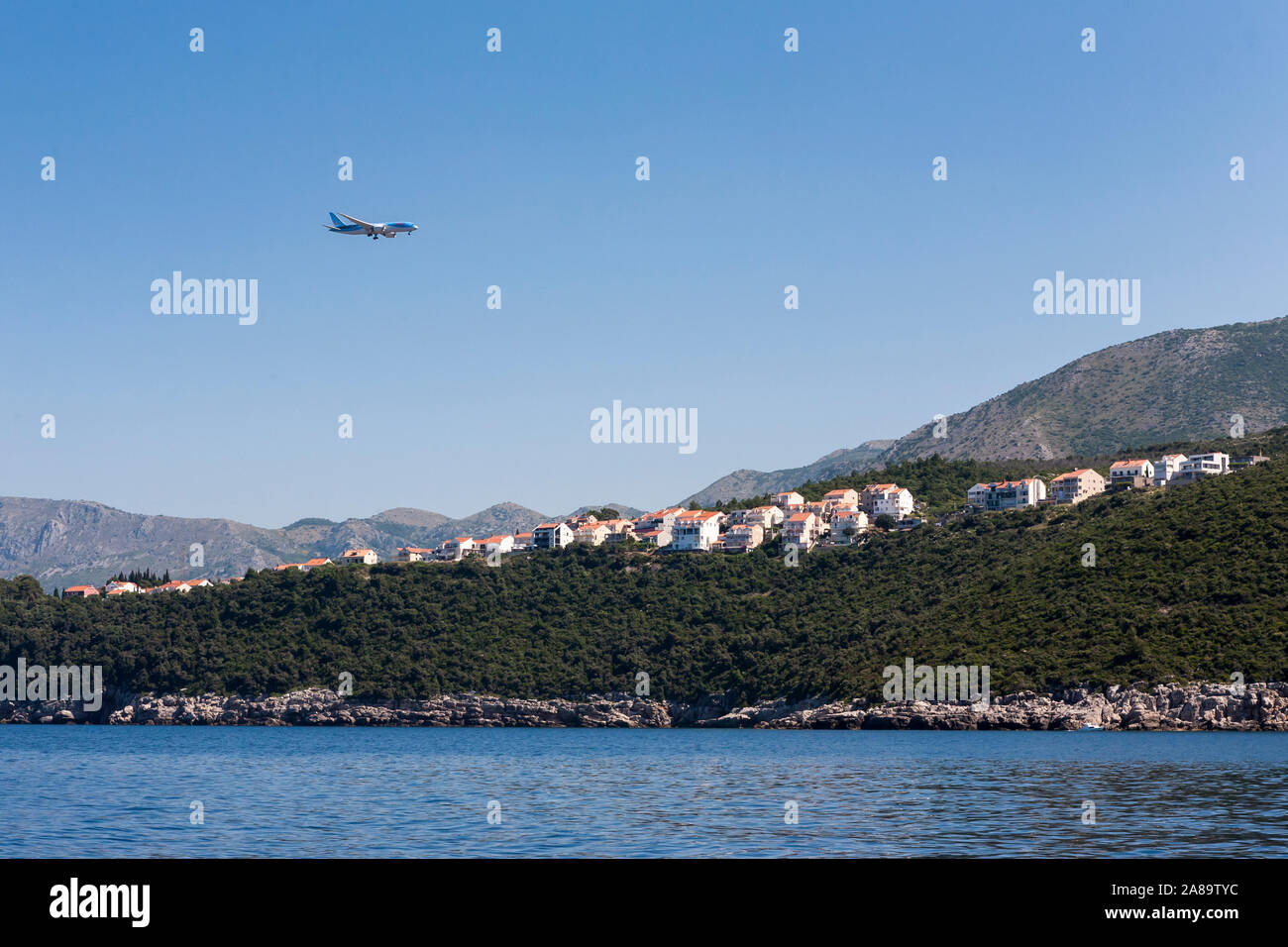 Avion survolant Paris en approche sur l'aéroport de Dubrovnik, Dubrovnik-Neretva, Croatie Banque D'Images