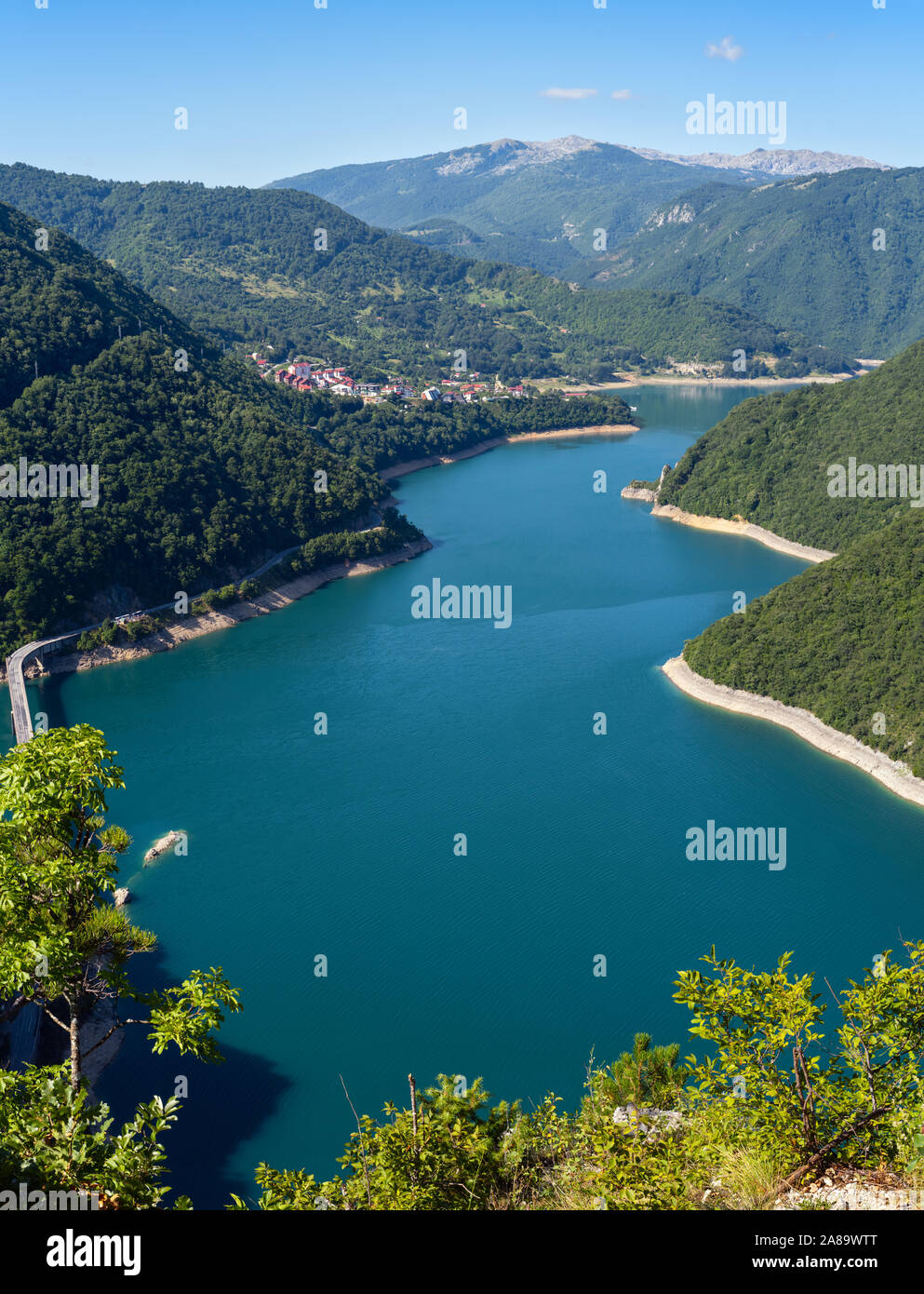 La célèbre Piva river canyon avec son réservoir fantastique Piva Lake (Pivsko Jezero) vue d'été au Monténégro. Arrière-plan de voyage Nature. Banque D'Images