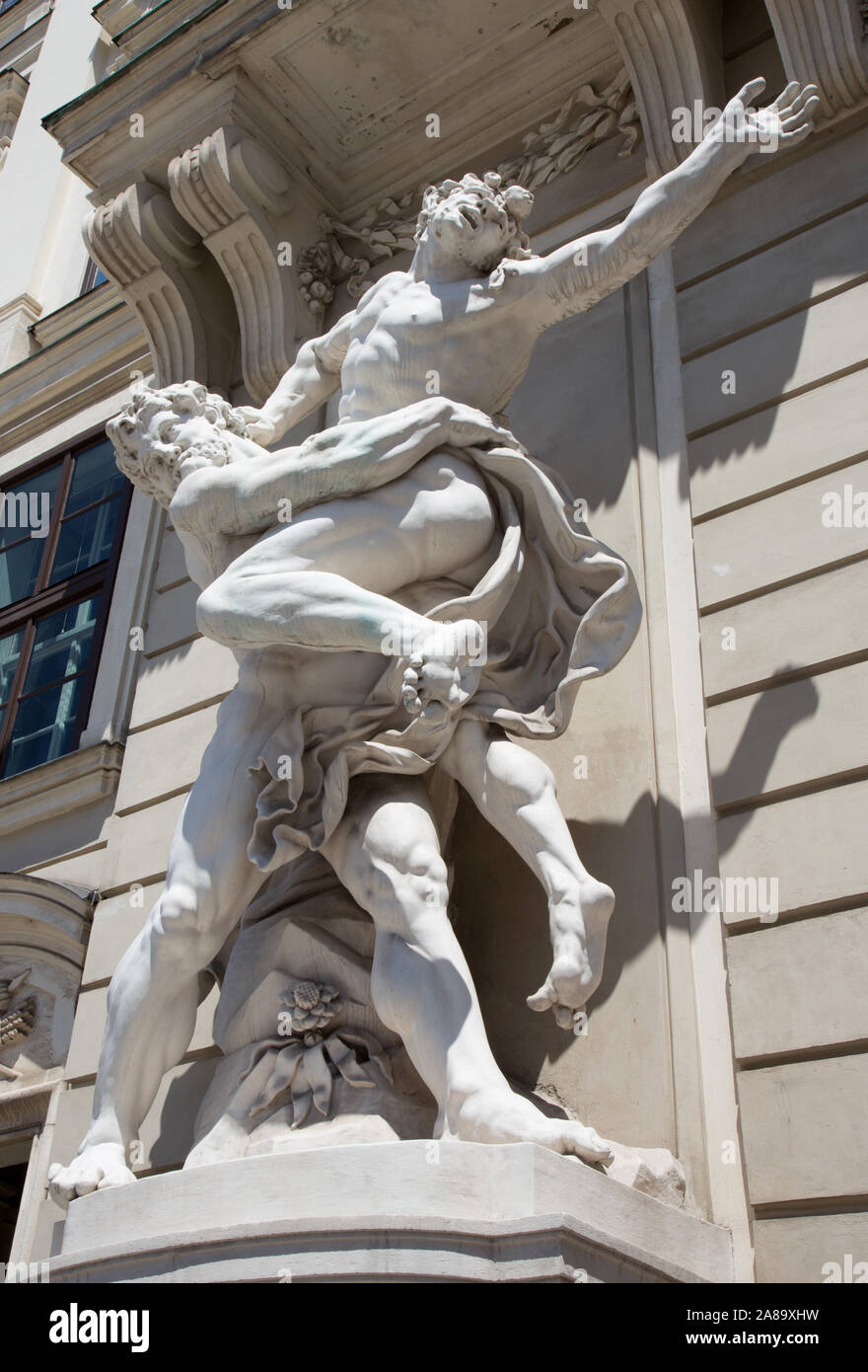 Vienne - Statue de Hercules Antaeus de combat à partir de l'entrée au Palais Hofburg Banque D'Images