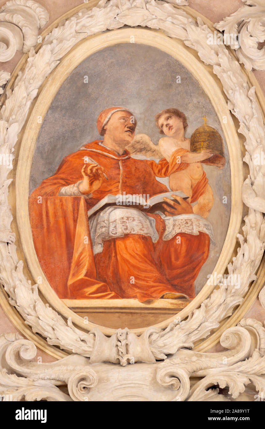 RIVA DEL GARDA, ITALIE - 13 juin 2019 : la fresque baroque de saint Grégoire docteur de l'église catholique de l'ouest à l'église Chiesa di Santa Maria Assunta . Banque D'Images RIVA DEL GARDA, ITALIE - 13 juin 2019 : la fresque baroque de saint Grégoire docteur de l'église catholique de l'ouest à l'église Chiesa di Santa Maria Assunta . Banque D'Images