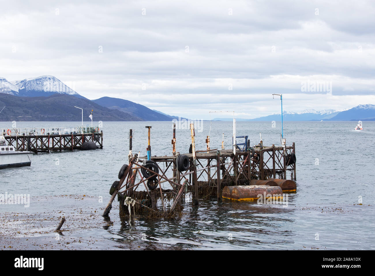 Jetée désaffectée et le Canal de Beagle, Ushuaia, Tierra del Fuego, Argentina Banque D'Images