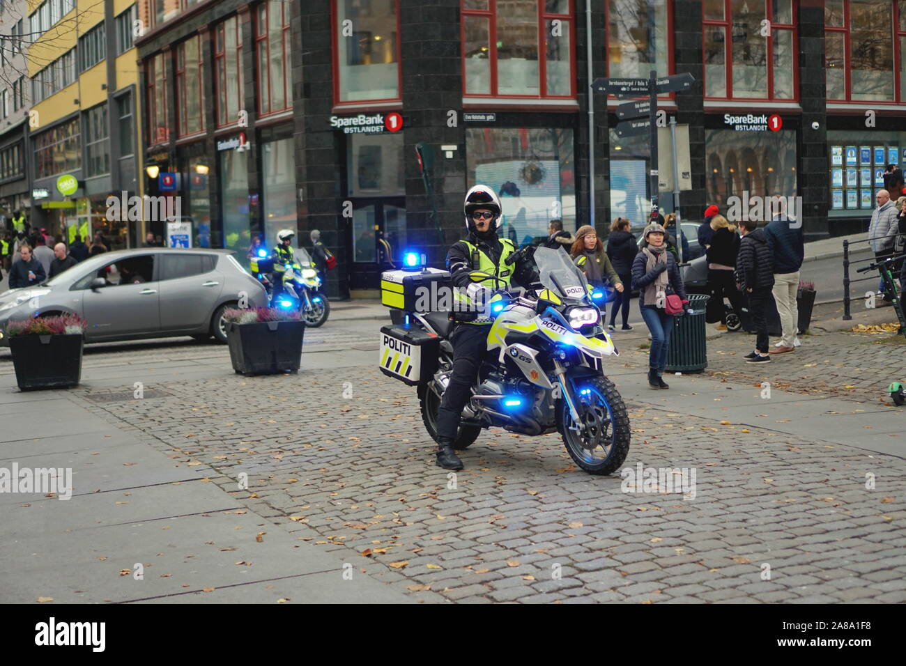 Un homme de la police sur la moto à Oslo Banque D'Images