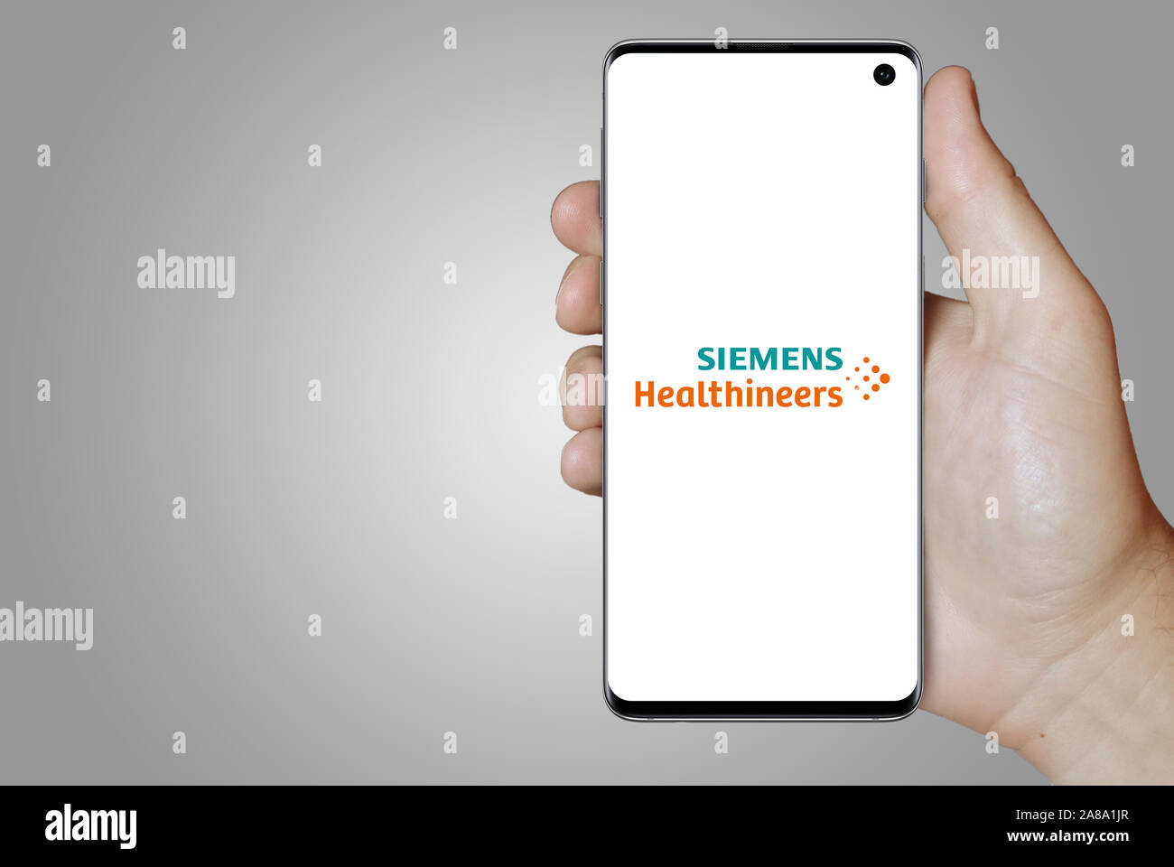 Logo de l'entreprise public Healthineers Siemens affichés sur un smartphone. Fond gris. Credit : PIXDUCE Banque D'Images