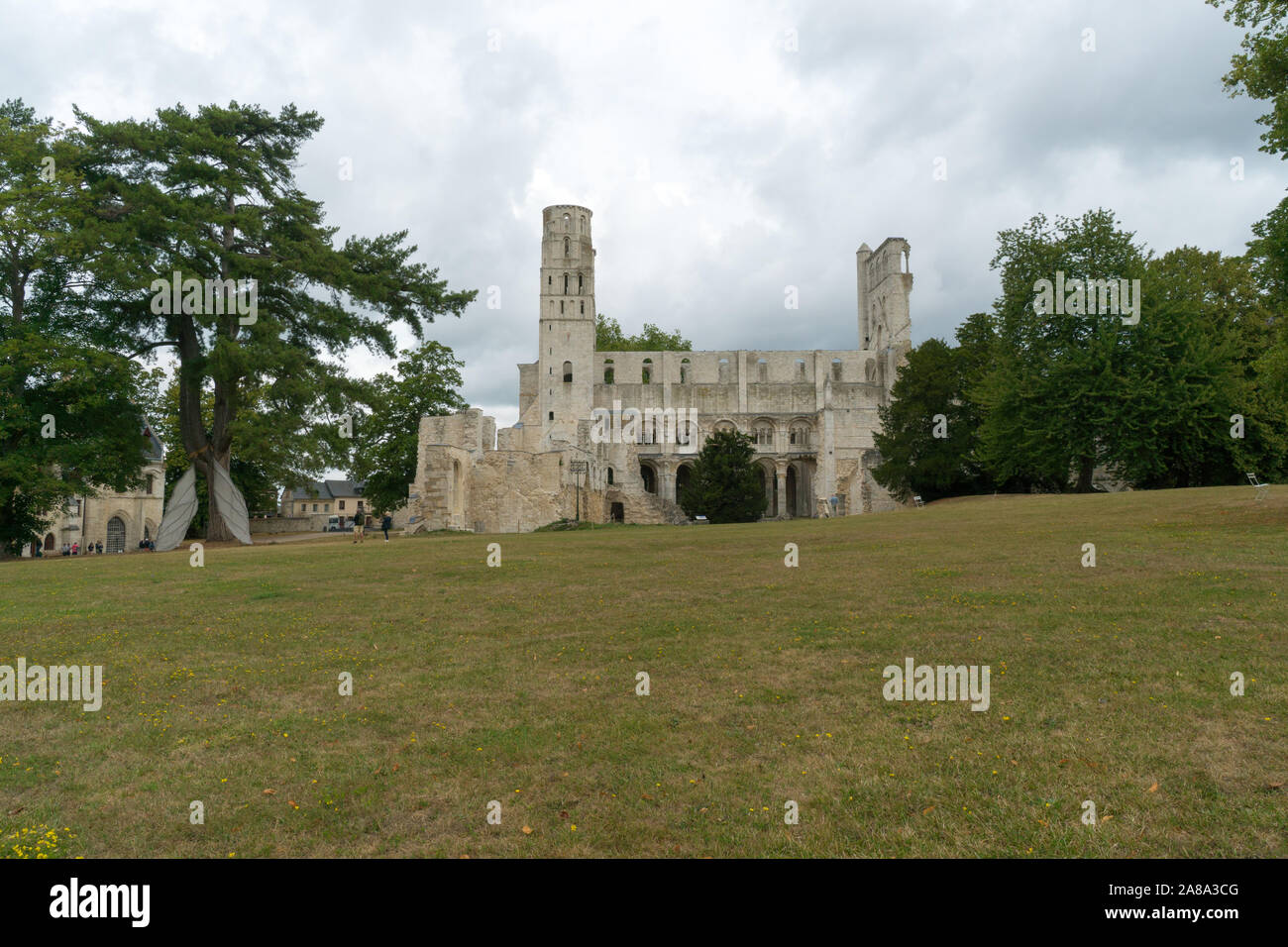 Jumièges, Normandie / France - 13 août 2019 - vue des ruines si l'historique Abbaye de Jumièges en Normandie Banque D'Images