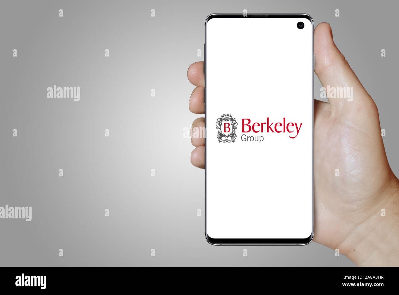 Logo de compagnie publique Berkeley Group Holdings affiche sur un smartphone. Fond gris. Credit : PIXDUCE Banque D'Images