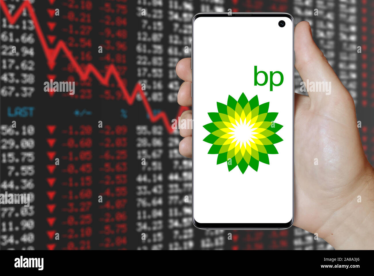 Logo de compagnie publique BP affiche sur un smartphone. Contexte du marché boursier négatif. Credit : PIXDUCE Banque D'Images