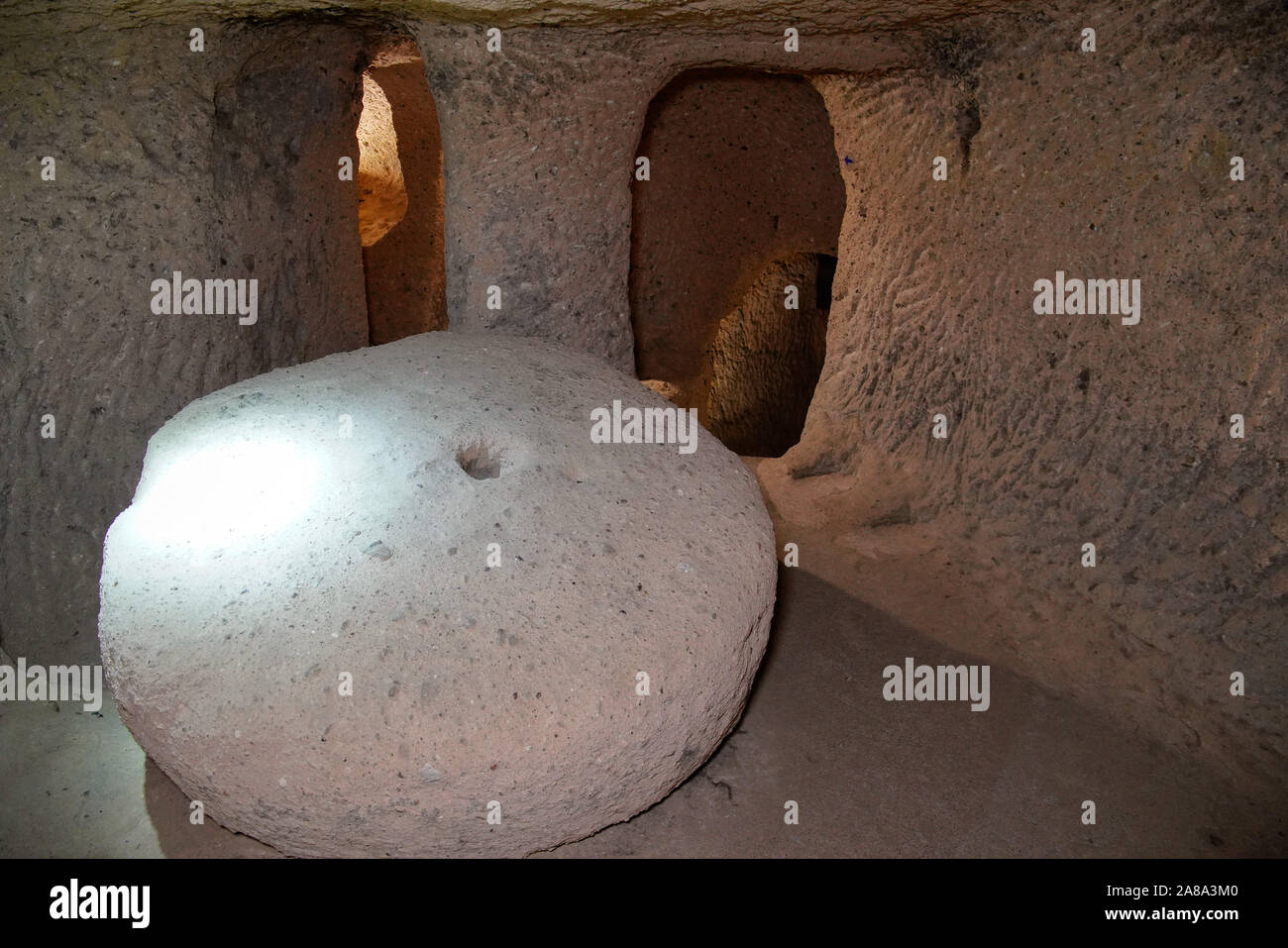Profondément bien à l'intérieur de la ville souterraine, ancienne ville souterraine. La ville souterraine de Derinkuyu est une ancienne ville de grottes à plusieurs niveaux en Cappadoce, Banque D'Images
