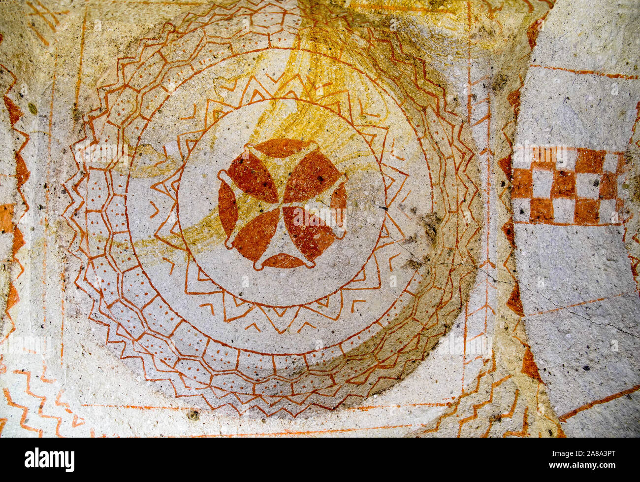 Ornements géométriques rouges ; à l'intérieur de l'église troglodyte, Goreme open air museum- ;, Cappadoce, Turquie. Banque D'Images