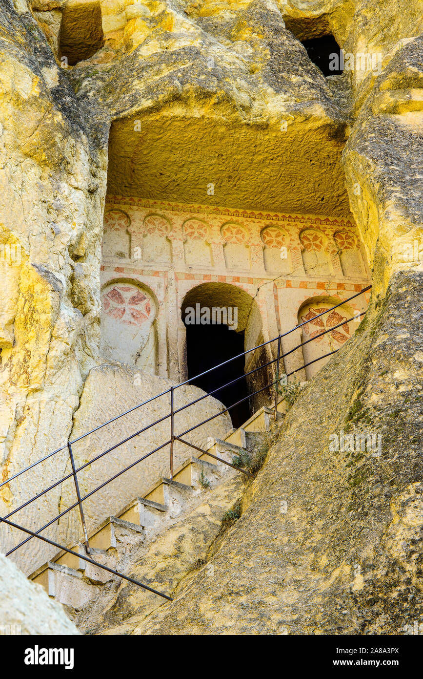 Ornements géométriques rouges ; à l'intérieur de l'église troglodyte, Goreme open air museum- ;, Cappadoce, Turquie. Banque D'Images