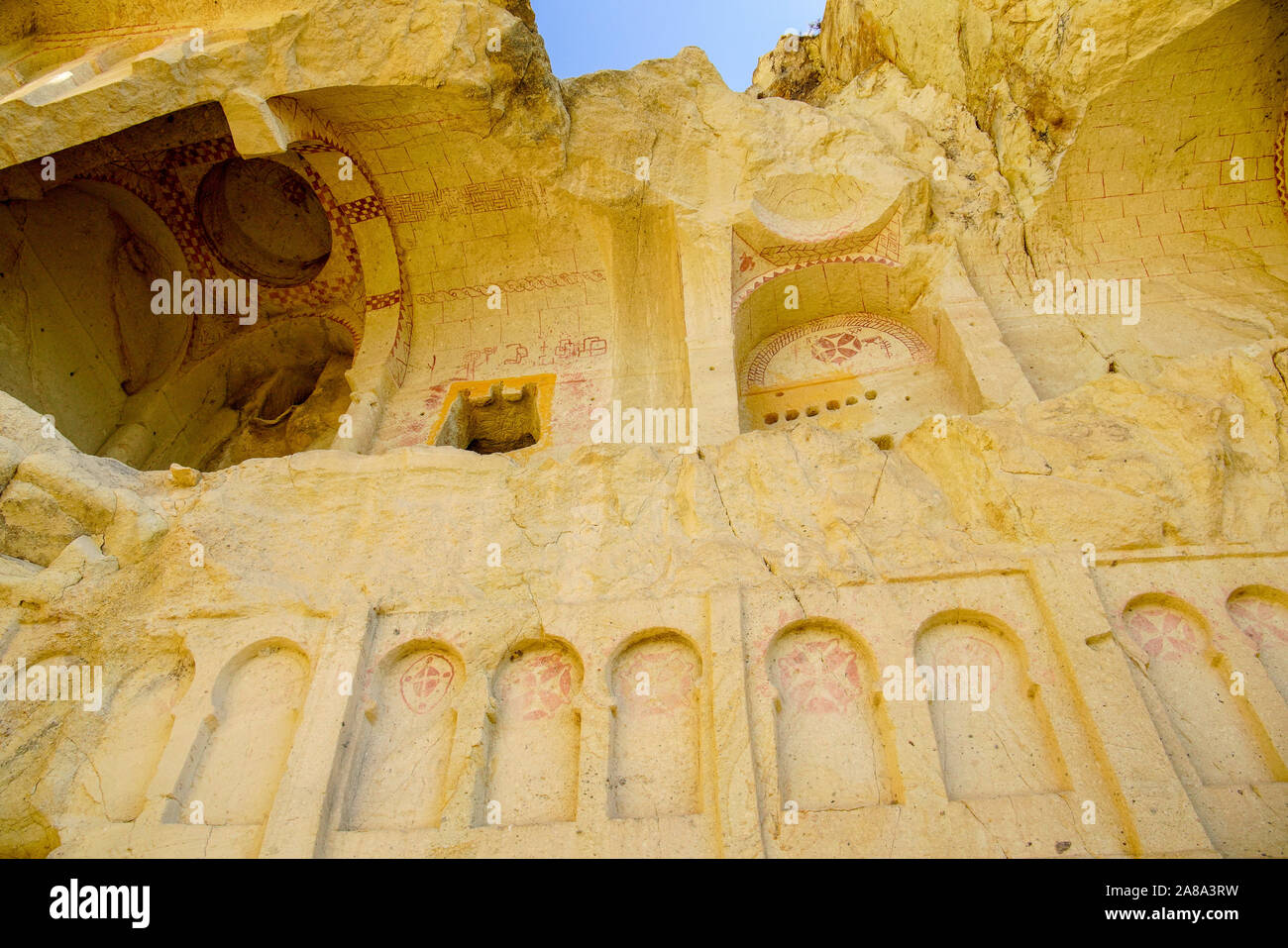 Ornements géométriques rouges ; à l'intérieur de l'église troglodyte, Goreme open air museum- ;, Cappadoce, Turquie. Banque D'Images