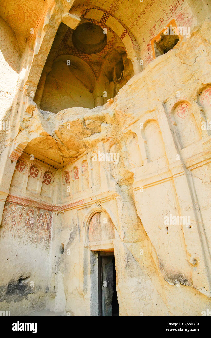 Ornements géométriques rouges ; à l'intérieur de l'église troglodyte, Goreme open air museum- ;, Cappadoce, Turquie. Banque D'Images