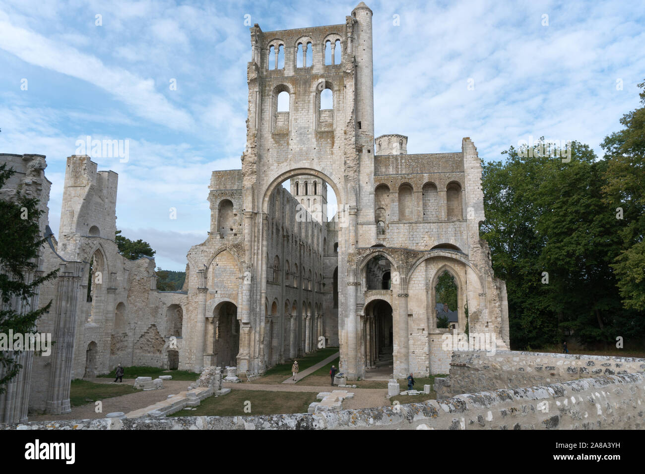 Jumièges, Normandie / France - 13 août 2019 : l'ancienne abbaye et monastère bénédictin à Jumièges en Normandie en France Banque D'Images