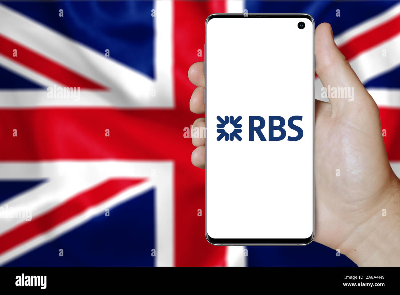 Logo de compagnie publique Royal Bank of Scotland Group affiche sur un smartphone. Pavillon de l'UK l'arrière-plan. Credit : PIXDUCE Banque D'Images