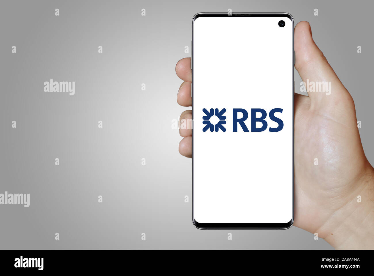 Logo de compagnie publique Royal Bank of Scotland Group affiche sur un smartphone. Fond gris. Credit : PIXDUCE Banque D'Images