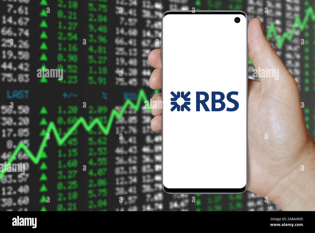 Logo de compagnie publique Royal Bank of Scotland Group affiche sur un smartphone. Marché des actions positives. Credit : PIXDUCE Banque D'Images