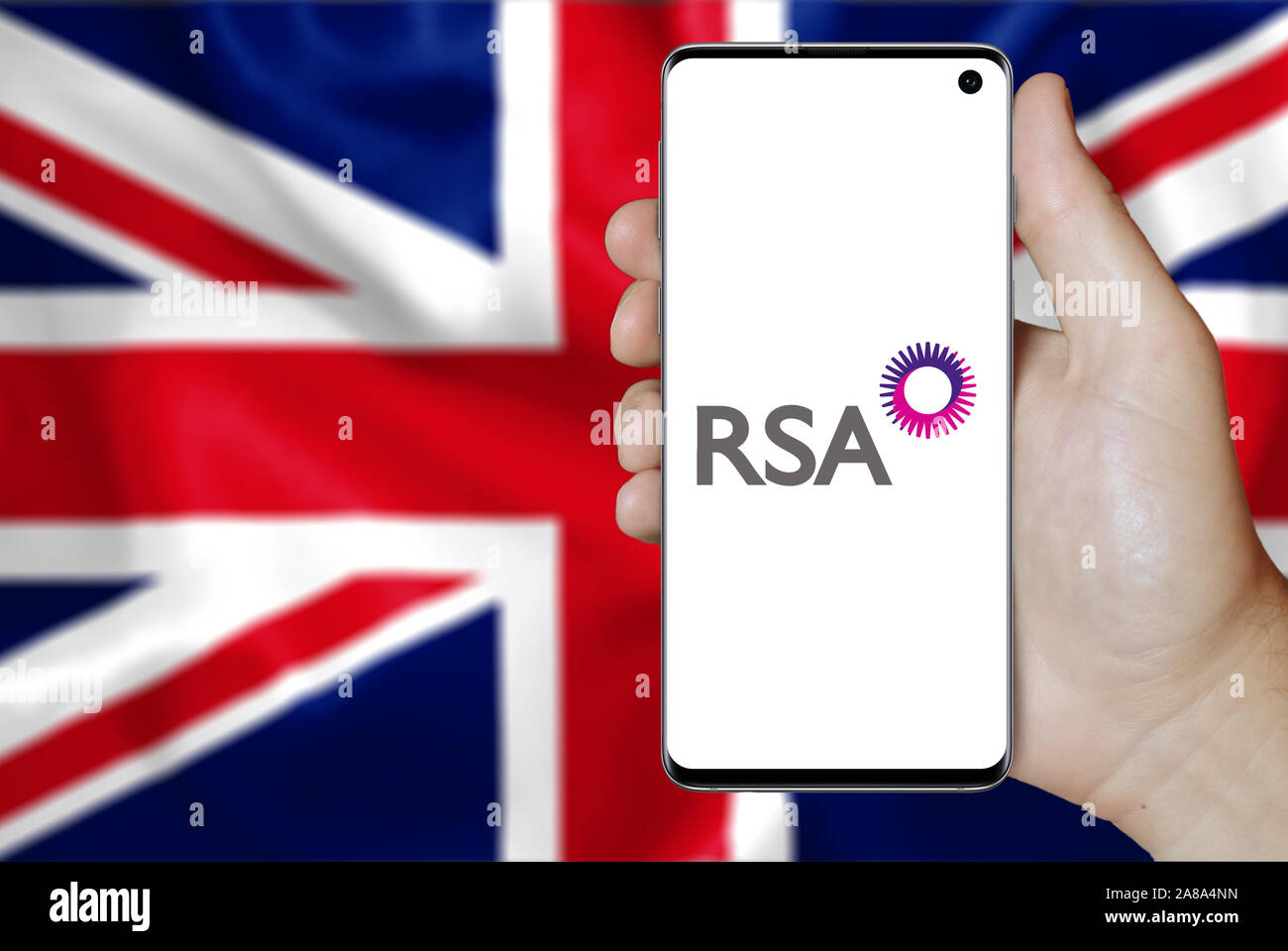 Logo de compagnie publique RSA Insurance Group affiche sur un smartphone. Pavillon de l'UK l'arrière-plan. Credit : PIXDUCE Banque D'Images