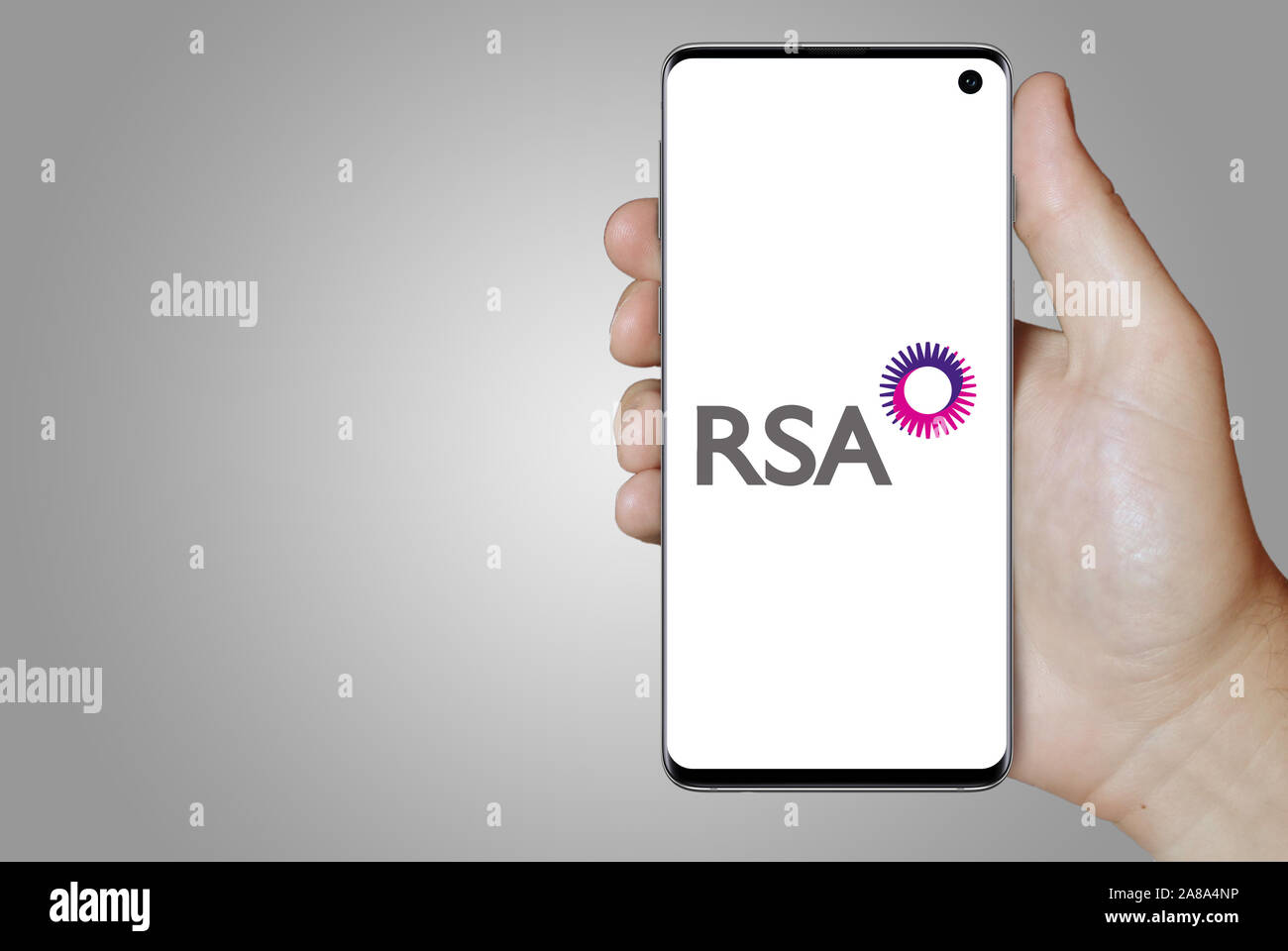 Logo de compagnie publique RSA Insurance Group affiche sur un smartphone. Fond gris. Credit : PIXDUCE Banque D'Images