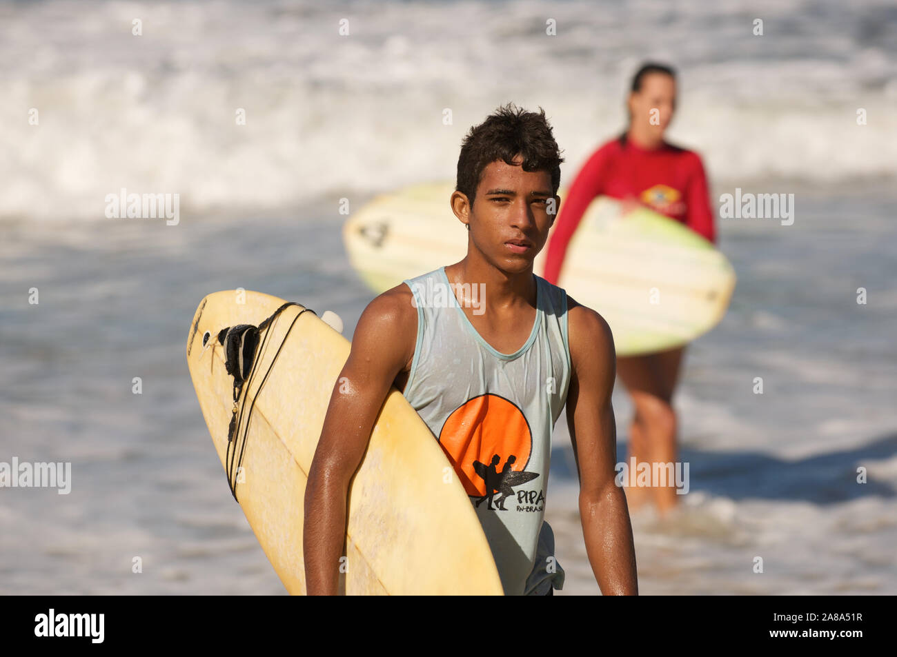 PIPA, BRÉSIL - 6 avril 2011 : les jeunes surfeurs brésilien à pied avec leurs planches de surf. Banque D'Images